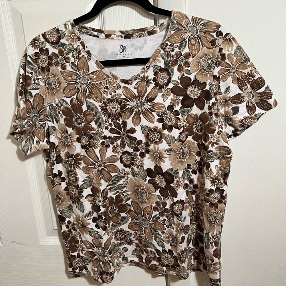 StudioWorks Tan and Brown flower t-shirt
